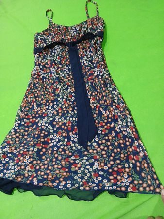 Kleid mit Blumenmuster und marineblauer Einfassung