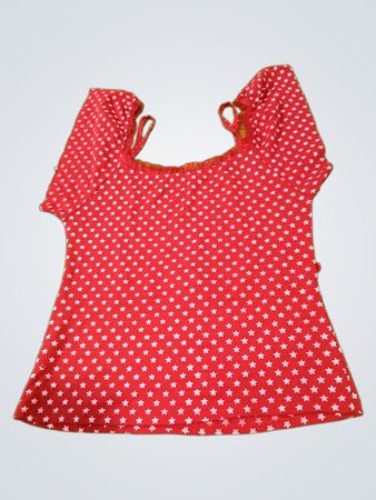 Rotes T-Shirt mit weißen Sternen