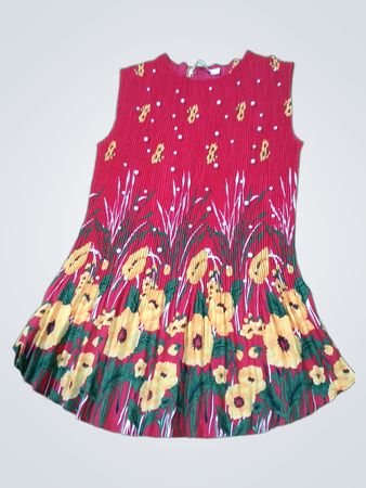 Rotes ärmelloses Kleid mit Blumenmuster