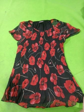 Schwarze Chiffonbluse mit rotem Mohn-Print und plissiertem Design
