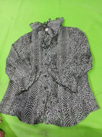 Tradition Damen schwarze und weiße Animal-Print Rüschenbluse