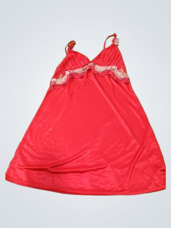 Rotes Negligé mit Spitzenbesatz