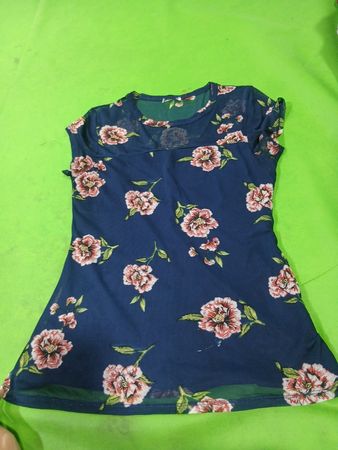 Marineblaues Kleid mit Blumenmuster