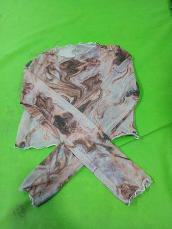 Sheer-Mesh-Oberteil mit Marmorprint und langen Ärmeln