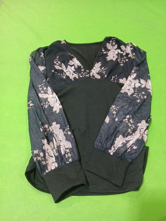 Schwarzes Langarmoberteil mit floralen Mesh-Ärmeln