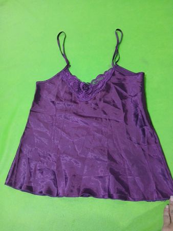Lila Satin-Camisole mit Spitzenbesatz