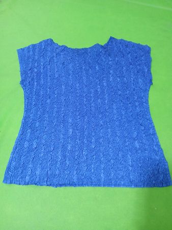 Blaues strukturiertes Top