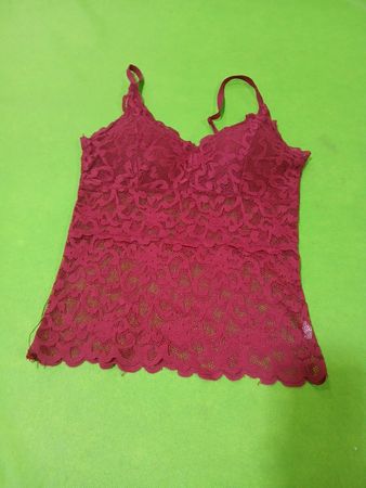 Burgunderrote Spitzen-Camisole
