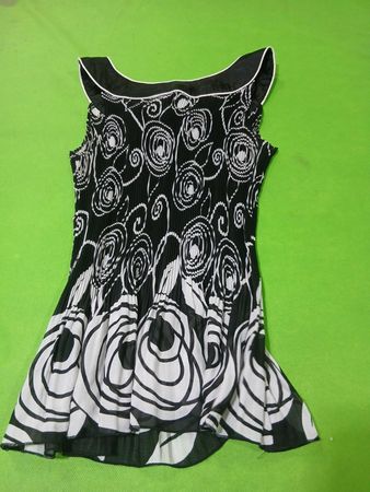 Reitmans Black and White Floral Print ärmelloses Top