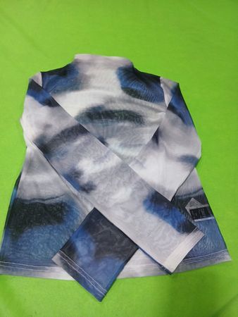 Mesh-Rollkragen-Oberteil mit abstraktem Muster