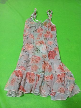 Transparentes Blumen-Rüschkleid