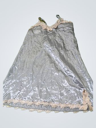 Graues Slipkleid mit Spitzenbesatz
