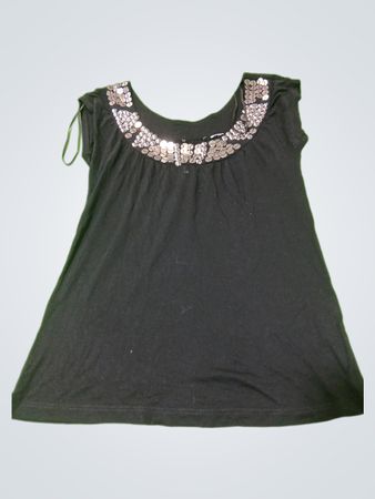 Schwarzes Top mit paillettenbesetztem Ausschnitt