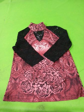 Rosa-schwarzes Spitzenkleid mit langen Ärmeln und Rosenmuster