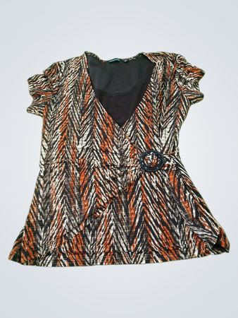 NOTATIONS Kurzärmeliges Damen-T-Shirt mit V-Ausschnitt und dekorativer Schnalle