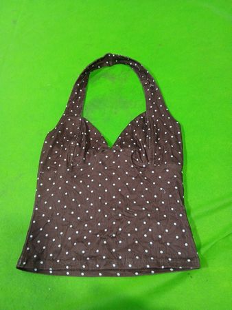 Braunes neckholder-Top mit weißen Punkten