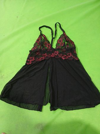 Schwarzes Babydoll mit roter Blumen-Spitze
