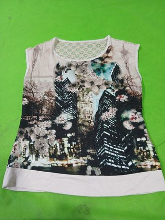 Ärmelloses Top mit Stadtansicht- und Blumenmuster