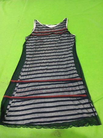 Gestreiftes transparentes Kleid mit Text