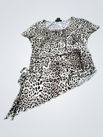 Just Polly New York Oberteil mit Leopardenmuster und asymmetrischem Saum