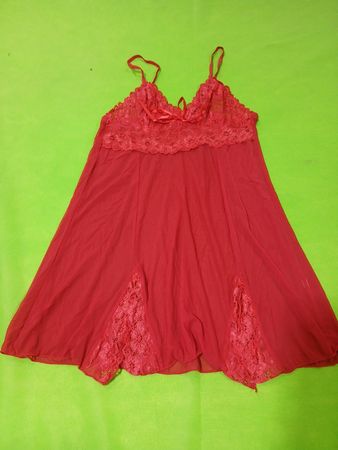 Rotes Spitzenbesatz-Chemise
