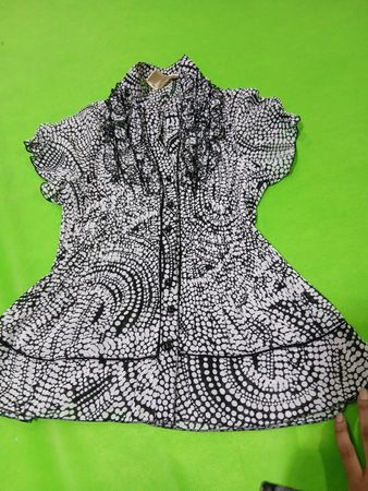 New York City Design Schwarze und weiße gepunktete Rüschenbluse