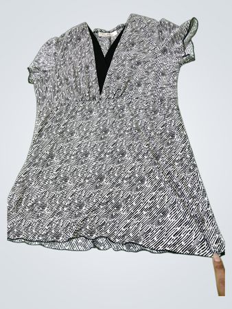 Traditionelles schwarz-weiß gemustertes V-Ausschnitt-Oberteil