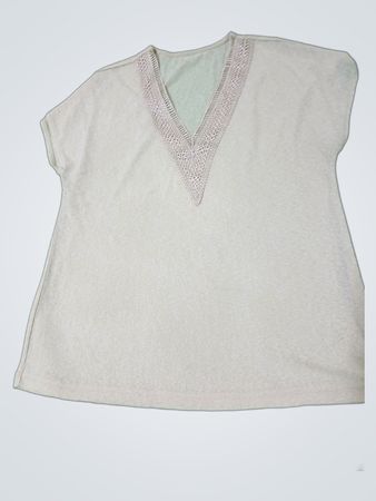 Beiges V‑Ausschnitt‑T-Shirt mit Häkelbesatz