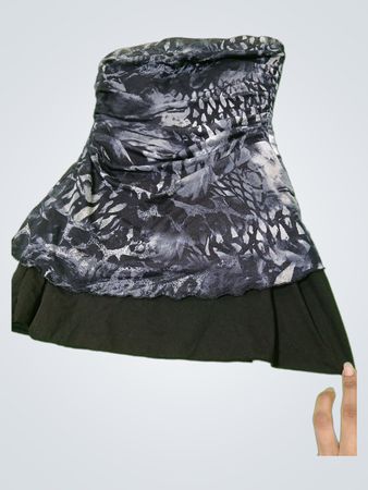 Trägerloses, gestuftes Kleid mit Rüschen