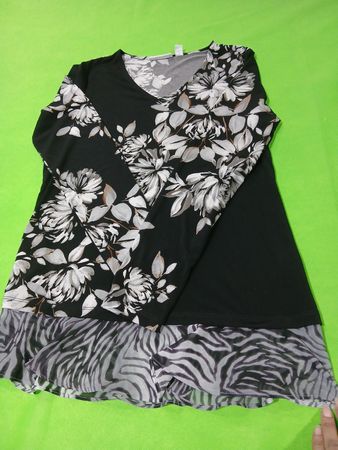 Susan Graver schwarzes Oberteil mit langem Arm und Blumenmuster, Saum mit Zebra-Print und Rüschensaum