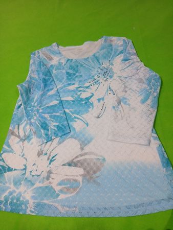 Blaues Oberteil mit Blumenmuster