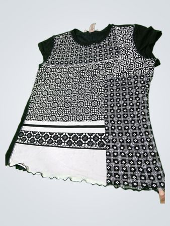 d. h. entspanntes schwarzes und weißes gemustertes Tunika-Oberteil für Damen