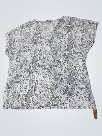 Find. Made in Turkey T-Shirt mit Schlangenledermuster und V-Ausschnitt