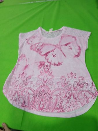 Pinkes T-Shirt mit Schmetterlingsdruck