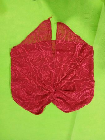 Rotes Halstuch mit Rosenmuster