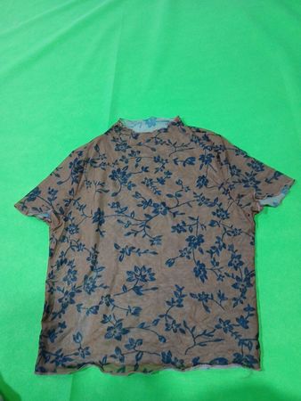 Braunes Netzoberteil mit blauem Blumenmuster