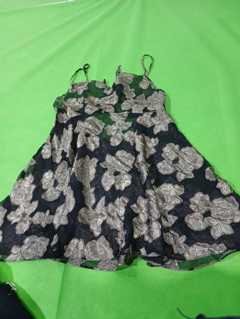 Schwarzes Slip-Kleid mit Blumenmuster