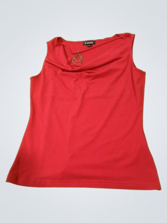 A. BYER rotes ärmelloses Top mit Wasserfallausschnitt und Anhänger-Detail