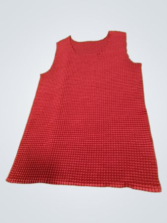 Rotes strukturiertes ärmelloses Top