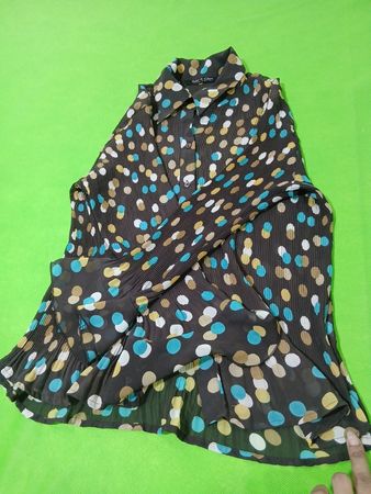 Violet & Claire New York gepunktete, plissierte Bluse