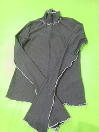 Gerippter Rollkragenpullover mit Rüschensaum