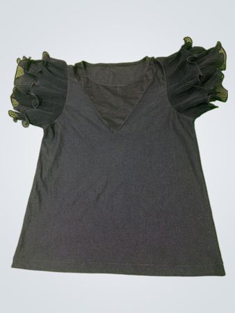 Schwarzes T-Shirt mit Rüschenärmeln