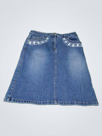 Jeansrock mit weißer Stickerei