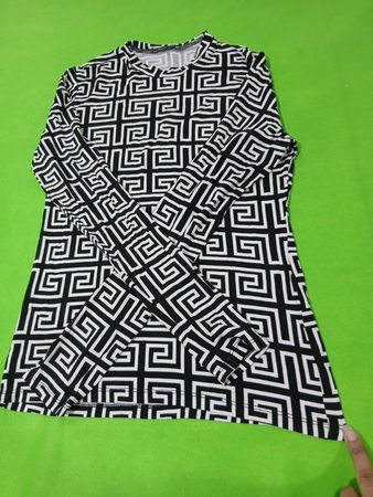 Schwarz-weißes Oberteil mit geometrischem Druck und langen Ärmeln