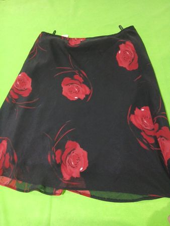 Mega Fashion schwarzer Rock mit roten Rosen