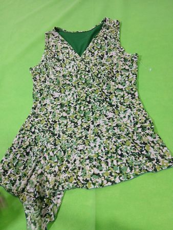 Damen Top ärmellos grün mit Blumenmuster und asymmetrischem Saum