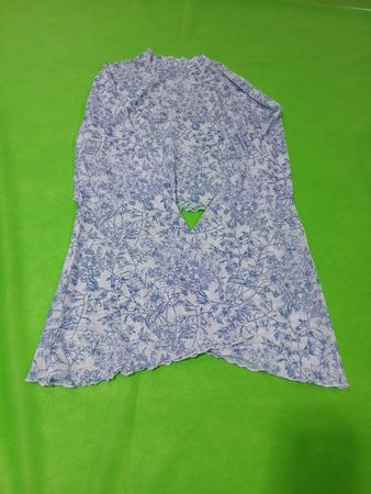 Weißes und blaues Oberteil mit Blumenmuster