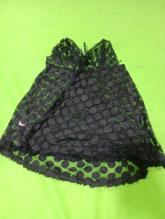 Schwarzes Negligé mit schwarzen Polka-Dots