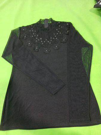 Schwarzes Mesh-Oberteil mit Spitze und Verzierungen