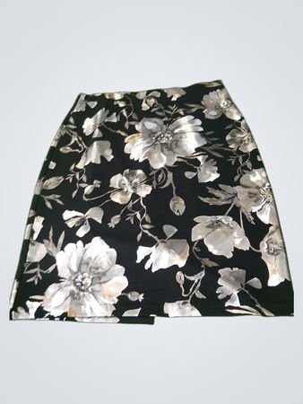 ROZ & ALI Damen Rock mit schwarzem Blumenmuster, Größe M